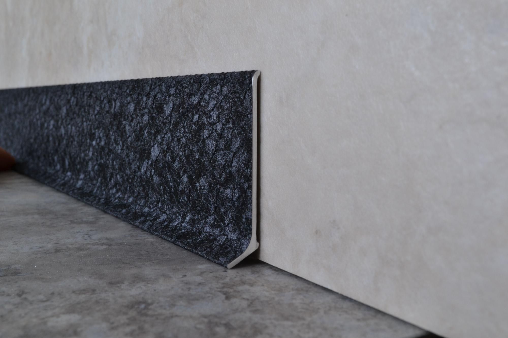 Плинтус алюминиевый L-образный текстура кожи черная (2500*11*60 мм) — купить в Ульяновске