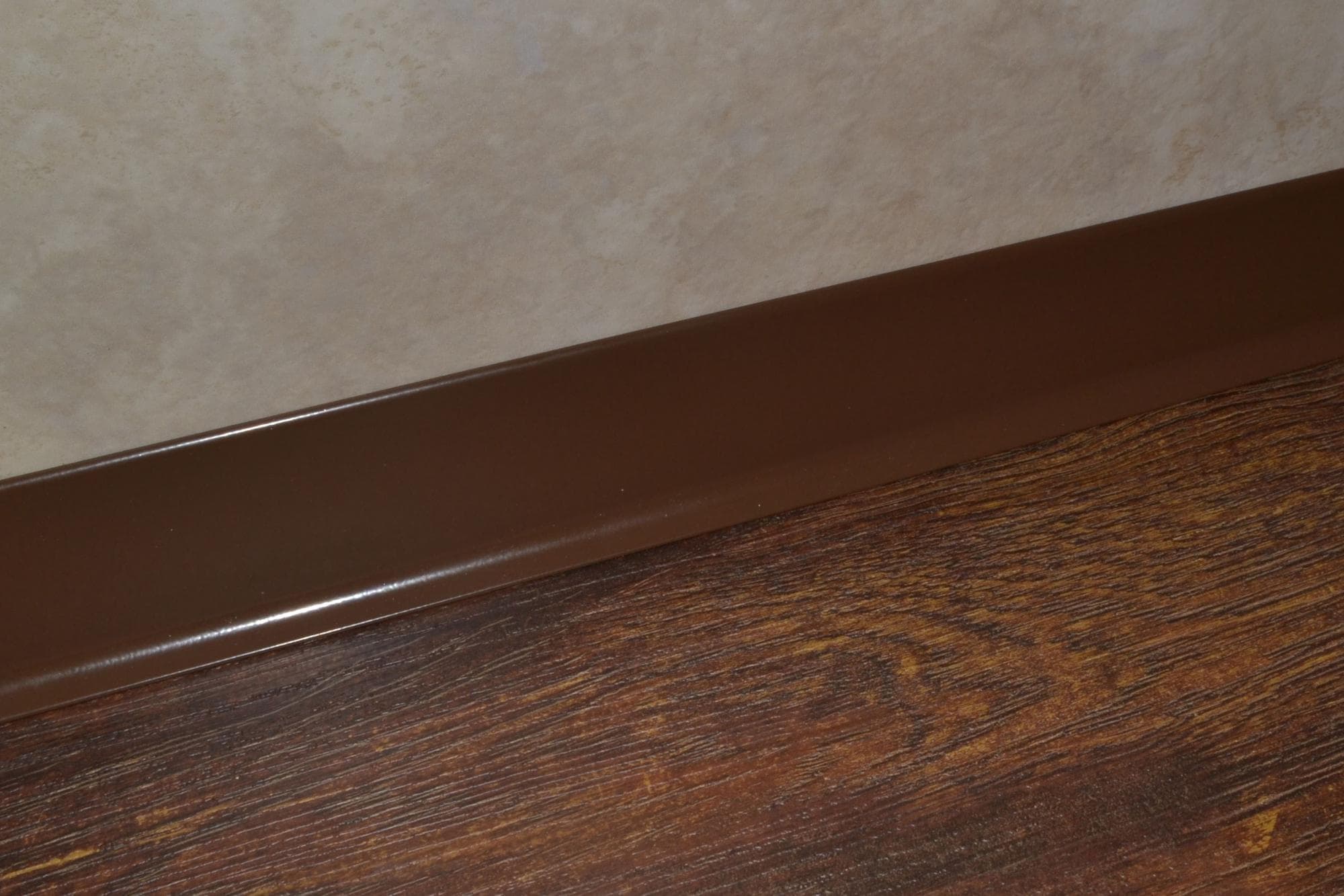 Плинтус алюминиевый L-образный шоколад (2500*11*60 мм) — купить в Ульяновске